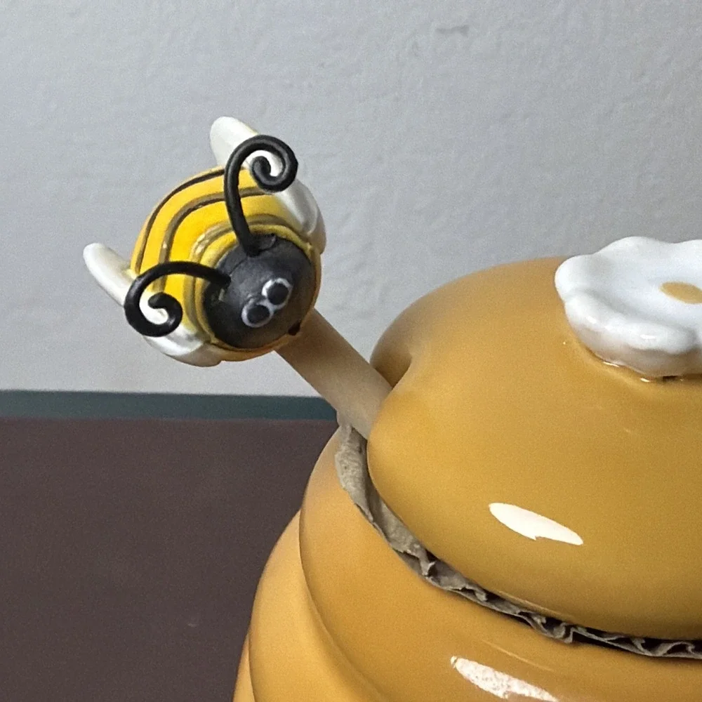 NWOT Yellow Ceramic Beehive Honey Pot Jar w/ Lid & Wooden Bumble Bee Honey Comb